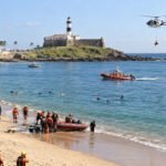 Simulado de emergência com barcos e helicóptero no Porto da Barra em Salvador