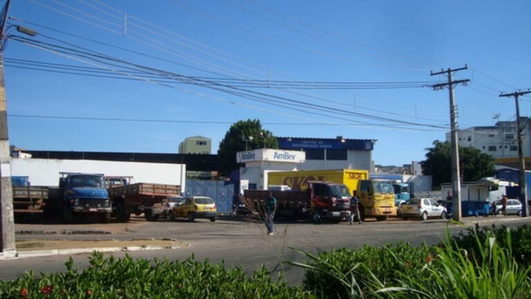 Caminhões no Distrito Industrial de Imborés, em Vitória da Conquista
