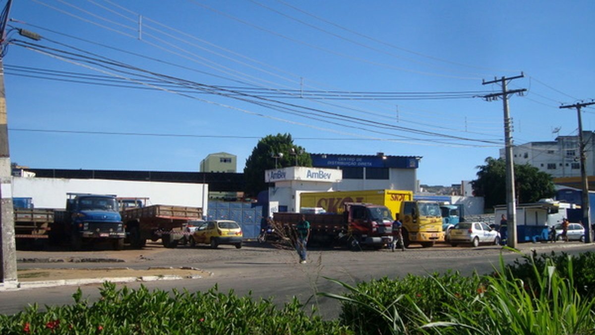 Caminhões no Distrito Industrial de Imborés, em Vitória da Conquista