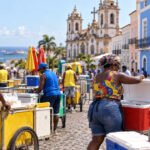 Ambulantes preparam equipamentos para festas populares de Salvador