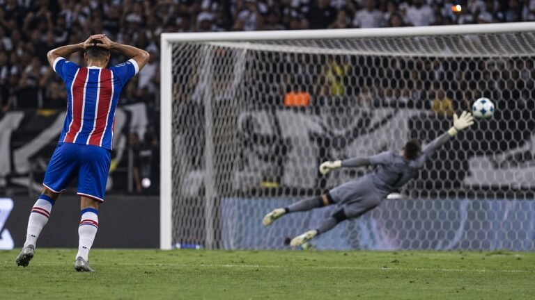 Derrota do Bahia para o Athletico-PR encerra invencibilidade de 11 jogos e tira o Tricolor do G-4<span style='display:block;font-size:0.55em;font-weight:400;line-height:1.35;color:#555;margin-top:10px'>Esquadrão perdeu por 2 a 1 na Arena da Baixada, desperdiçou pênalti com Everaldo nos acréscimos e caiu para a 5ª colocação do Brasileirão</span>