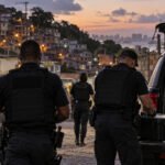 Policiais durante operação de segurança em Cajazeiras, Salvador