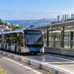 Ônibus articulado do BRT circula em corredor exclusivo de Salvador