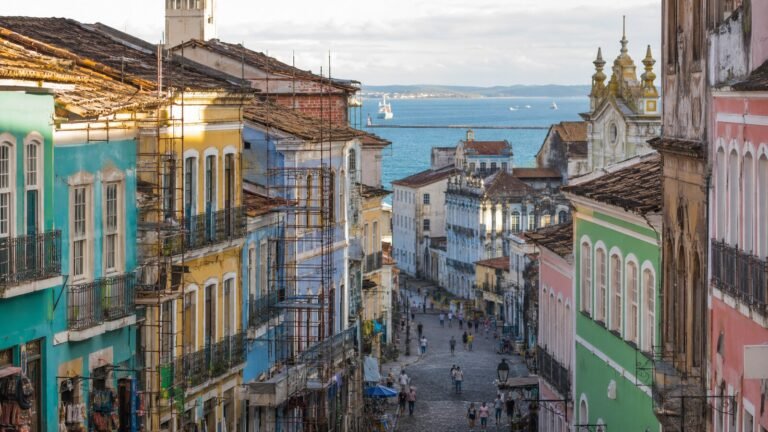 Prefeitura lança programa de R$ 7 milhões para recuperar a Baixa dos Sapateiros<span style='display:block;font-size:0.55em;font-weight:400;line-height:1.35;color:#555;margin-top:10px'>Renova Baixa dos Sapateiros prevê restauro de cerca de 250 fachadas, isenção de IPTU por cinco anos e apoio à requalificação do comércio local.</span>