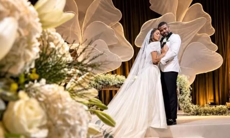 Casamento de Davi Brito reúne 300 convidados em cerimônia de luxo em Salvador<span style='display:block;font-size:0.55em;font-weight:400;line-height:1.35;color:#555;margin-top:10px'>Campeão do BBB 24 se casou com Emilly Araújo neste sábado no Caminho das Árvores, em festa organizada em 25 dias com decoração branca e verde.</span>