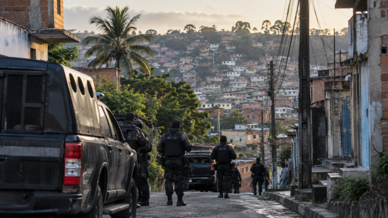 ‘Nego Drama’ morre em confronto com a polícia na Valéria, em Salvador<span style='display:block;font-size:0.55em;font-weight:400;line-height:1.35;color:#555;margin-top:10px'>Integrante do Baralho do Crime tinha sete mandados de prisão em aberto e era investigado em 14 homicídios.</span>