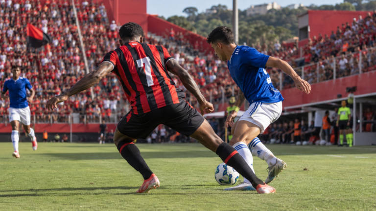 Vitória x Cruzeiro: Rubro-Negro tenta quebrar jejum de 16 anos no Barradão neste domingo<span style='display:block;font-size:0.55em;font-weight:400;line-height:1.35;color:#555;margin-top:10px'>Partida da 28ª rodada do Brasileirão será às 16h, com transmissão da TV Globo, GeTV e Premiere; Leão não vence o time mineiro na Série A desde 2010.</span>