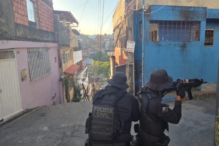 Liderança criminosa da Bahia é presa no Rio de Janeiro durante ação integrada das polícias<span style='display:block;font-size:0.55em;font-weight:400;line-height:1.35;color:#555;margin-top:10px'>Homem é investigado por homicídios ocorridos na região de Cajazeiras e já responde por crimes de tráfico de drogas, roubo e receptação</span>