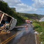 Caminhão de lixo tombado em estrada de Porto Seguro após acidente com dois mortos
