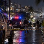 Viaturas policiais durante ocorrência noturna na Boca do Rio, em Salvador