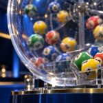 Globo de sorteio com bolas coloridas da Mega-Sena