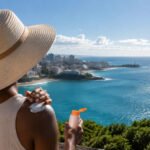 Pessoa usa chapéu e protetor solar durante período de radiação ultravioleta intensa na Bahia