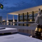 Sede do Supremo Tribunal Federal em Brasília com documentos e martelo de juiz