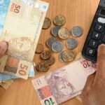 Calculadora e cédulas de real usadas para representar planejamento financeiro