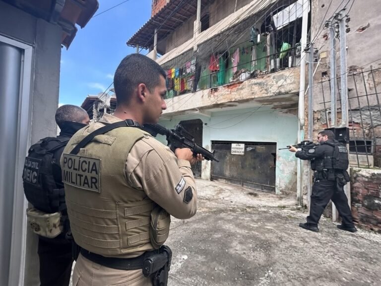 Polícia da Bahia registra em setembro o menor número de mortes violentas dos últimos 14 anos<span style='display:block;font-size:0.55em;font-weight:400;line-height:1.35;color:#555;margin-top:10px'>Com 600 operações promovidas em 2026, as Forças da Segurança Pública alcançaram 70 líderes de facções e apreenderam 5.200 armas de fogo.</span>