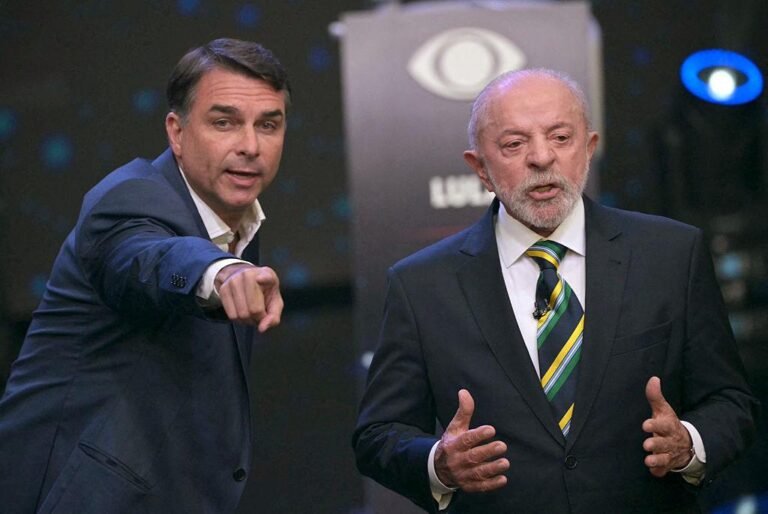 Debate da Band entre Lula e Flávio Bolsonaro tem troca de acusações sobre Vorcaro, segurança e saúde<span style='display:block;font-size:0.55em;font-weight:400;line-height:1.35;color:#555;margin-top:10px'>Primeiro confronto direto dos candidatos teve brigas, pouco espaço para propostas e uma suspeita de bomba descartada.</span>