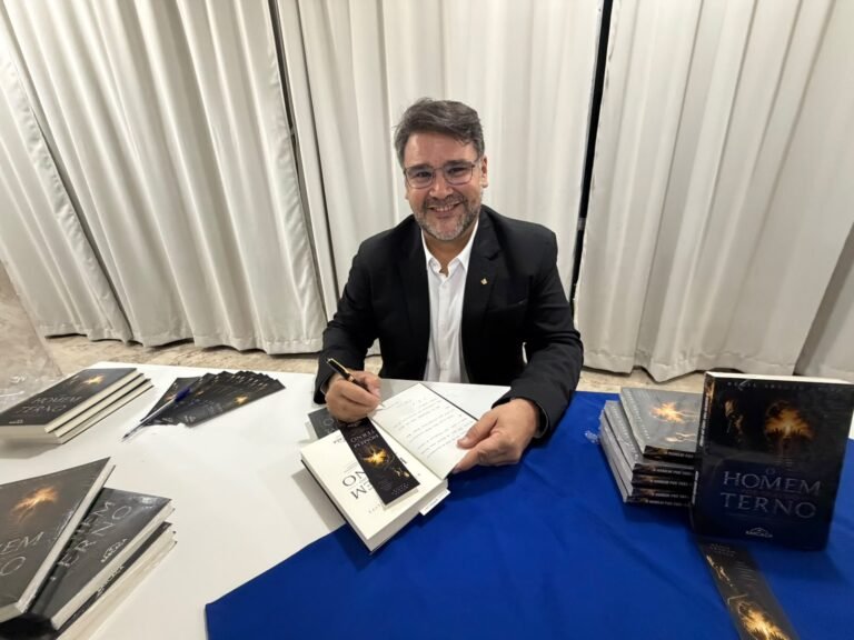 Livro: “O Homem por Trás do Terno” inaugura selo literário da Grande Loja Maçônica da Bahia<span style='display:block;font-size:0.55em;font-weight:400;line-height:1.35;color:#555;margin-top:10px'>O cenário cultural e literário baiano foi marcado pelo lançamento da obra “O Homem por Trás do Terno”, de autoria do advogado, gestor público e estudioso da condição humana Régis Aragão Leite. A obra propõe uma profunda reflexão sobre autoconhecimento, ética e propósito. O evento, realizado ontem, reuniu lideranças institucionais, amigos e familiares em uma noite de autógrafos.</span>