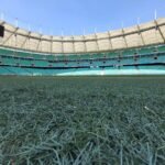Interior da Arena Fonte Nova vista do gramado, com arquibancadas vazias