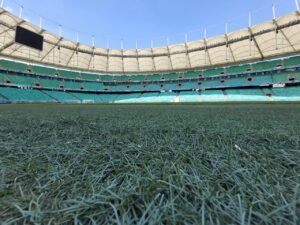 Interior da Arena Fonte Nova vista do gramado, com arquibancadas vazias