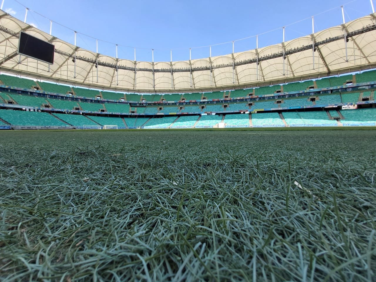 Interior da Arena Fonte Nova vista do gramado, com arquibancadas vazias