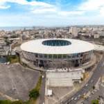 Vista aérea da Arena Fonte Nova, em Salvador, com a cidade e a Baía de Todos-os-Santos ao fundo