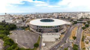 Vista aérea da Arena Fonte Nova, em Salvador, com a cidade e a Baía de Todos-os-Santos ao fundo