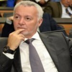 Deputado Bobô sentado no plenário da Assembleia Legislativa da Bahia