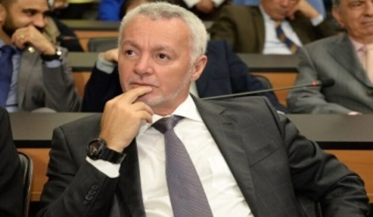 Deputado Bobô sentado no plenário da Assembleia Legislativa da Bahia