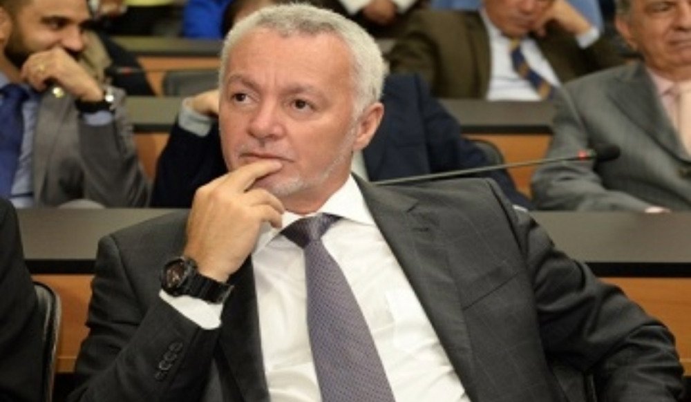 Deputado Bobô sentado no plenário da Assembleia Legislativa da Bahia