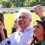 Ronaldo Caiado sorri ao lado de apoiadoras durante evento político