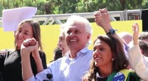 Ronaldo Caiado sorri ao lado de apoiadoras durante evento político