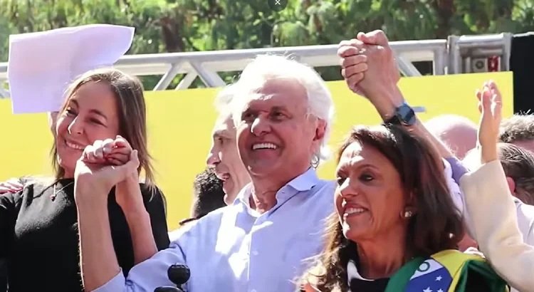 Ronaldo Caiado sorri ao lado de apoiadoras durante evento político