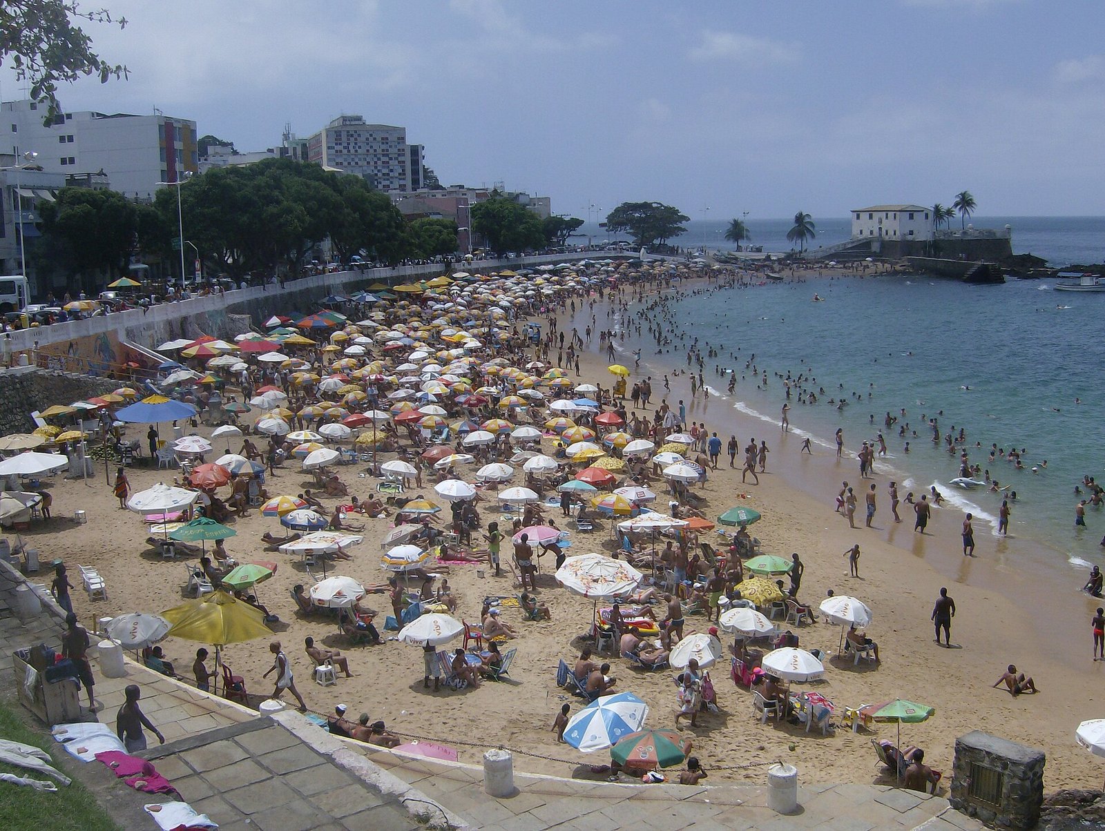 Banhistas lotam a Praia do Porto da Barra, em Salvador, em dia de sol