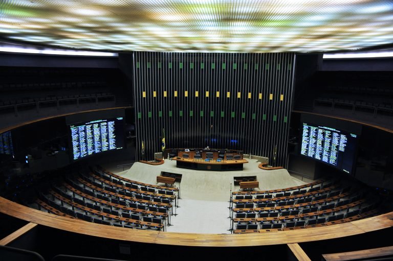 Onze deputados federais baianos deixam a Câmara em 2027; 28 conseguiram a reeleição<span style='display:block;font-size:0.55em;font-weight:400;line-height:1.35;color:#555;margin-top:10px'>Bahia terá 11 novos representantes e 28 reeleitos entre suas 39 cadeiras na Câmara dos Deputados.</span>