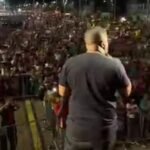 Cantor no palco diante de multidão durante o Celebra Subúrbio, no Subúrbio Ferroviário de Salvador