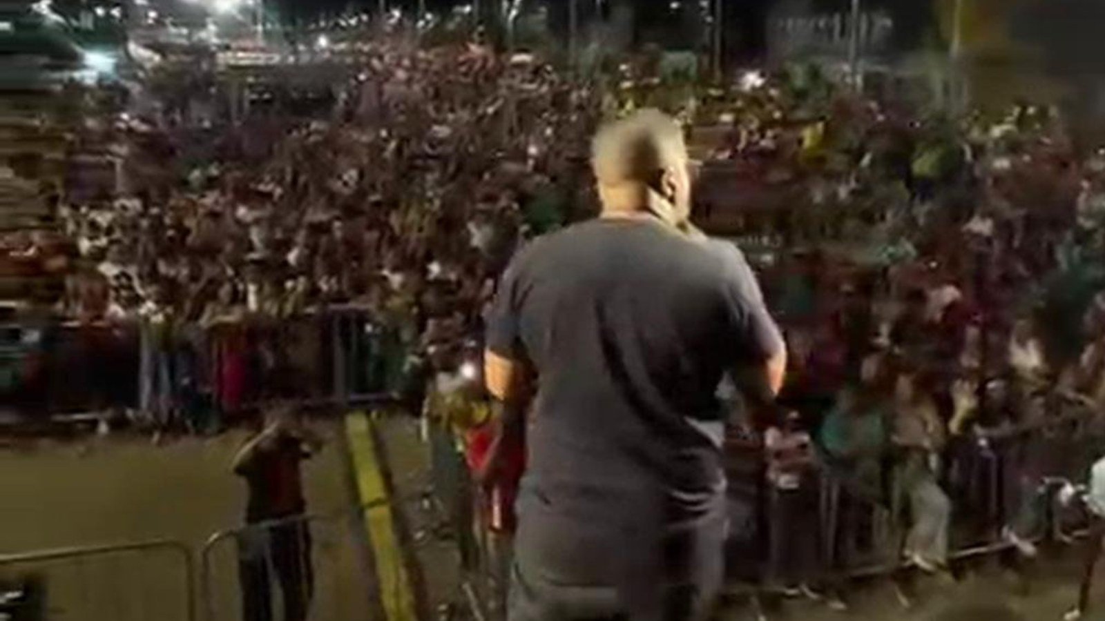 Cantor no palco diante de multidão durante o Celebra Subúrbio, no Subúrbio Ferroviário de Salvador
