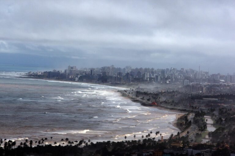 Alerta de chuva na Bahia: Inmet avisa 376 cidades e Inema mantém estado de atenção<span style='display:block;font-size:0.55em;font-weight:400;line-height:1.35;color:#555;margin-top:10px'>Instabilidade atinge o litoral e o Oeste nesta terça-feira (20); Extremo Sul e Baixo Sul têm maior risco.</span>