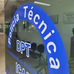 Identificação do Departamento de Polícia Técnica em fotografia institucional de arquivo