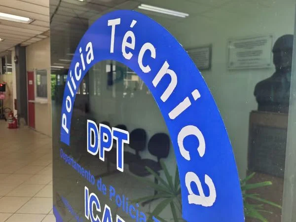 Identificação do Departamento de Polícia Técnica em fotografia institucional de arquivo