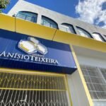 Fachada do Colégio Anísio Teixeira, em Feira de Santana, com portão fechado.