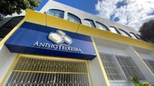 Fachada do Colégio Anísio Teixeira, em Feira de Santana, com portão fechado.
