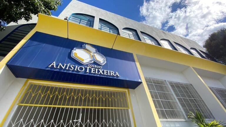Fachada do Colégio Anísio Teixeira, em Feira de Santana, com portão fechado.