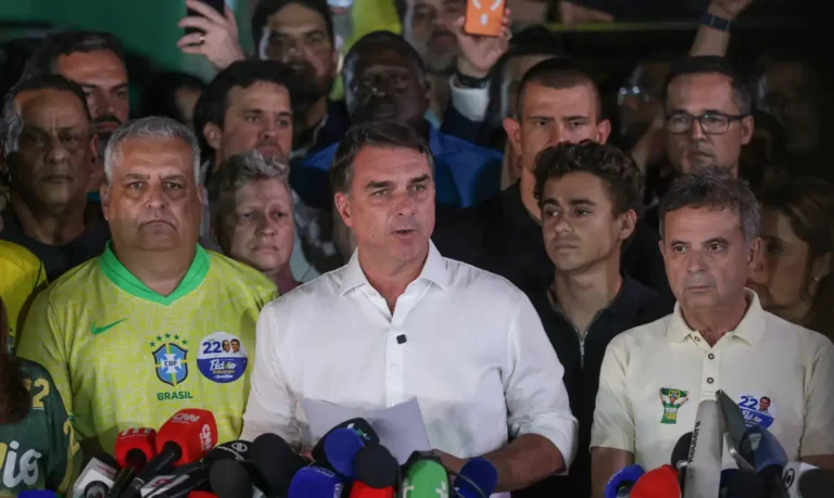Flávio Bolsonaro pousa no Equador e segue para Miami; STF nega mandado de busca<span style='display:block;font-size:0.55em;font-weight:400;line-height:1.35;color:#555;margin-top:10px'>Senador deixou o Brasil pela Argentina na terça (27); Supremo diz que não há ordem de busca contra ele</span>