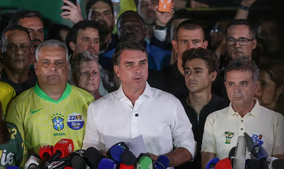 Senador Flávio Bolsonaro fala com jornalistas em Brasília após o segundo turno das eleições