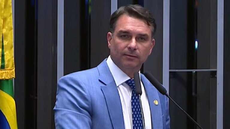 Flávio Bolsonaro discursa no Senado Federal