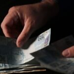 Cédulas e moedas de real, imagem de arquivo sobre devolução de saldos de apostas