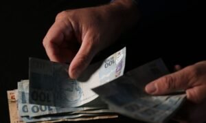 Cédulas e moedas de real, imagem de arquivo sobre devolução de saldos de apostas