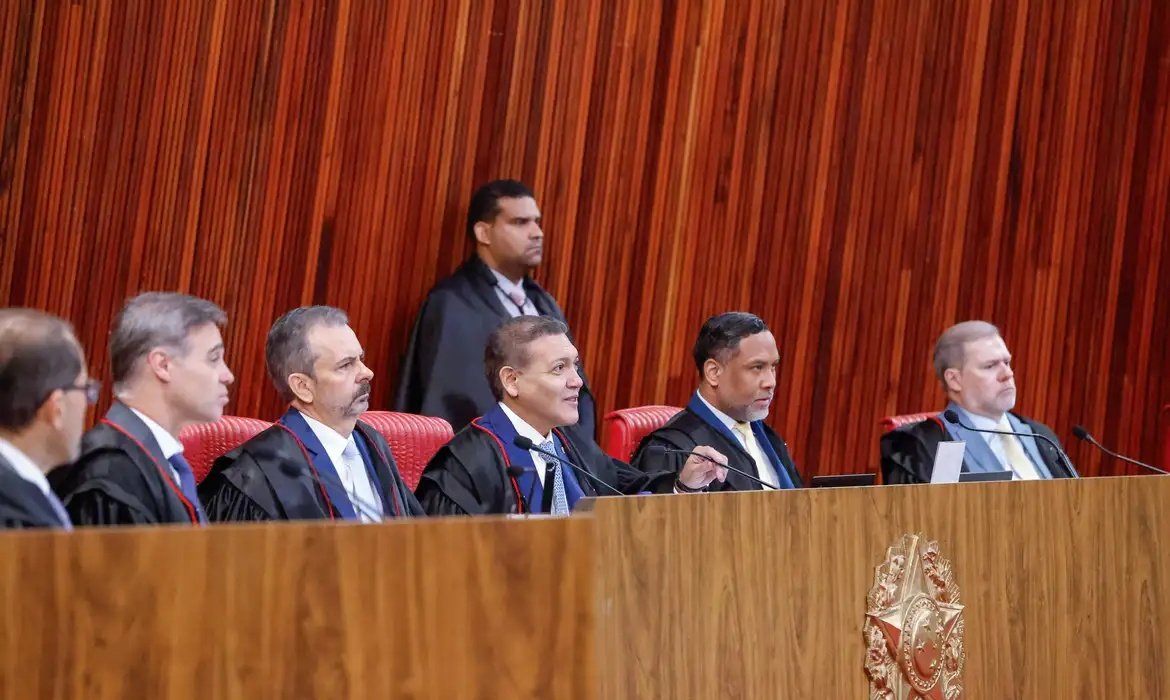 Sessão plenária do Tribunal Superior Eleitoral em 8 de outubro de 2026