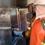 Técnicos da Neoenergia Coelba durante fiscalização de unidades consumidoras