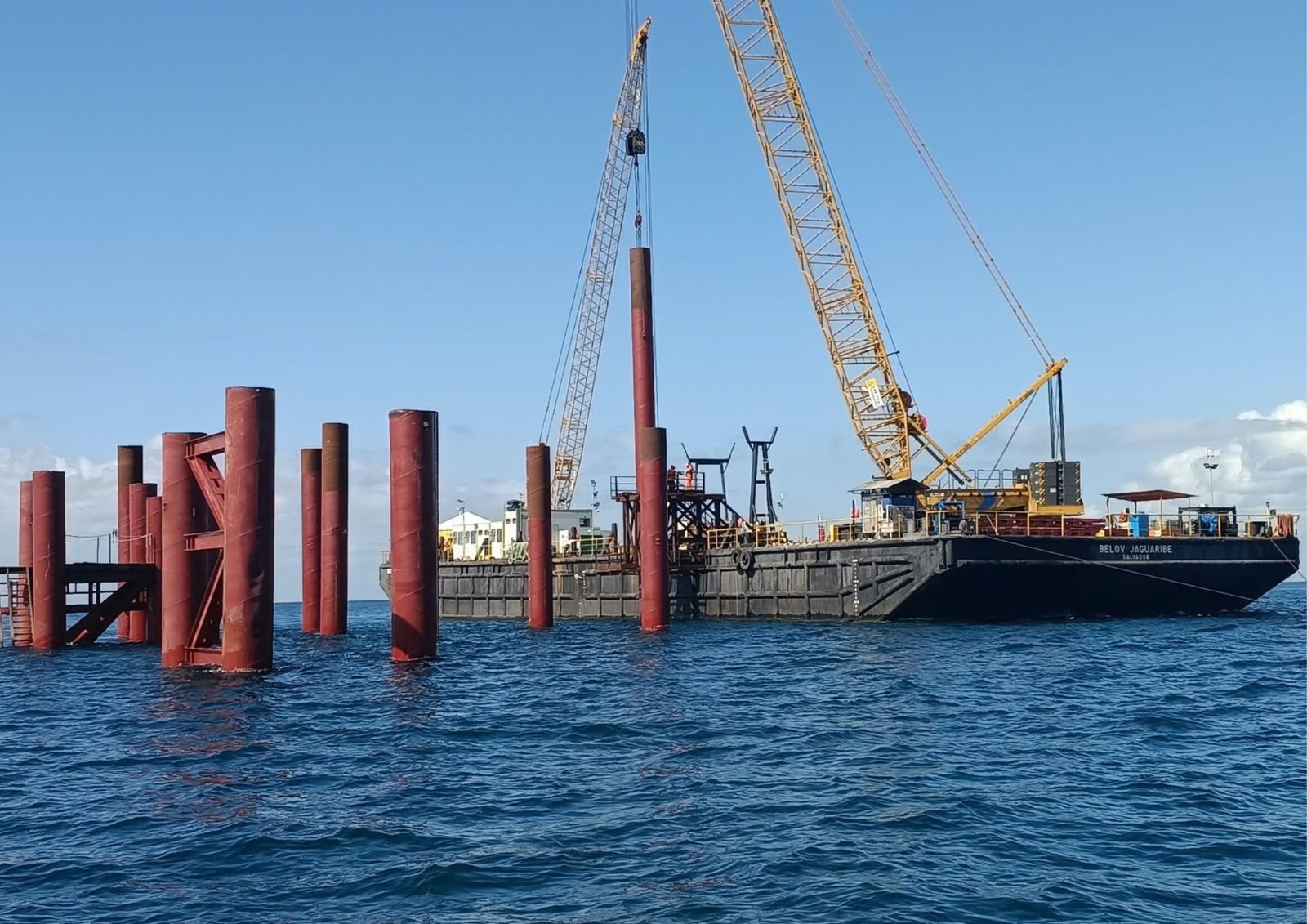 Balsa e guindastes na cravação de estacas das obras da Ponte Salvador-Itaparica